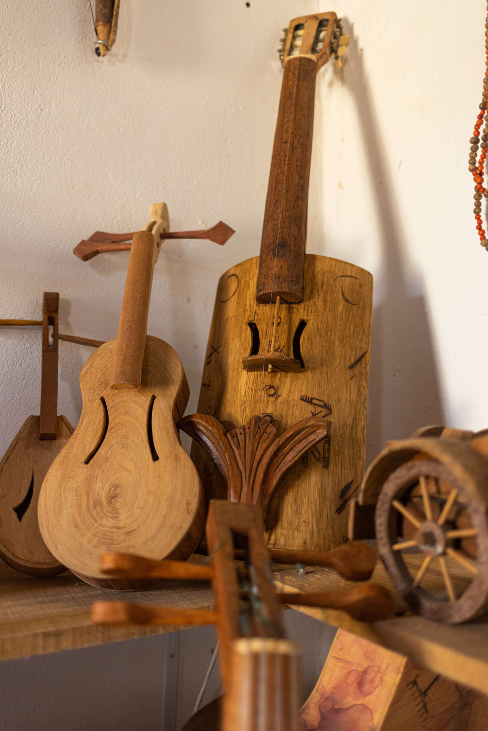 Nascente da trama e do som: nova exposição do Centro Cultural do Cariri reúne um conjunto de mestras e mestres que se conectam pelas manualidades como forma de moldar as territorialidades e ancestralidades da região