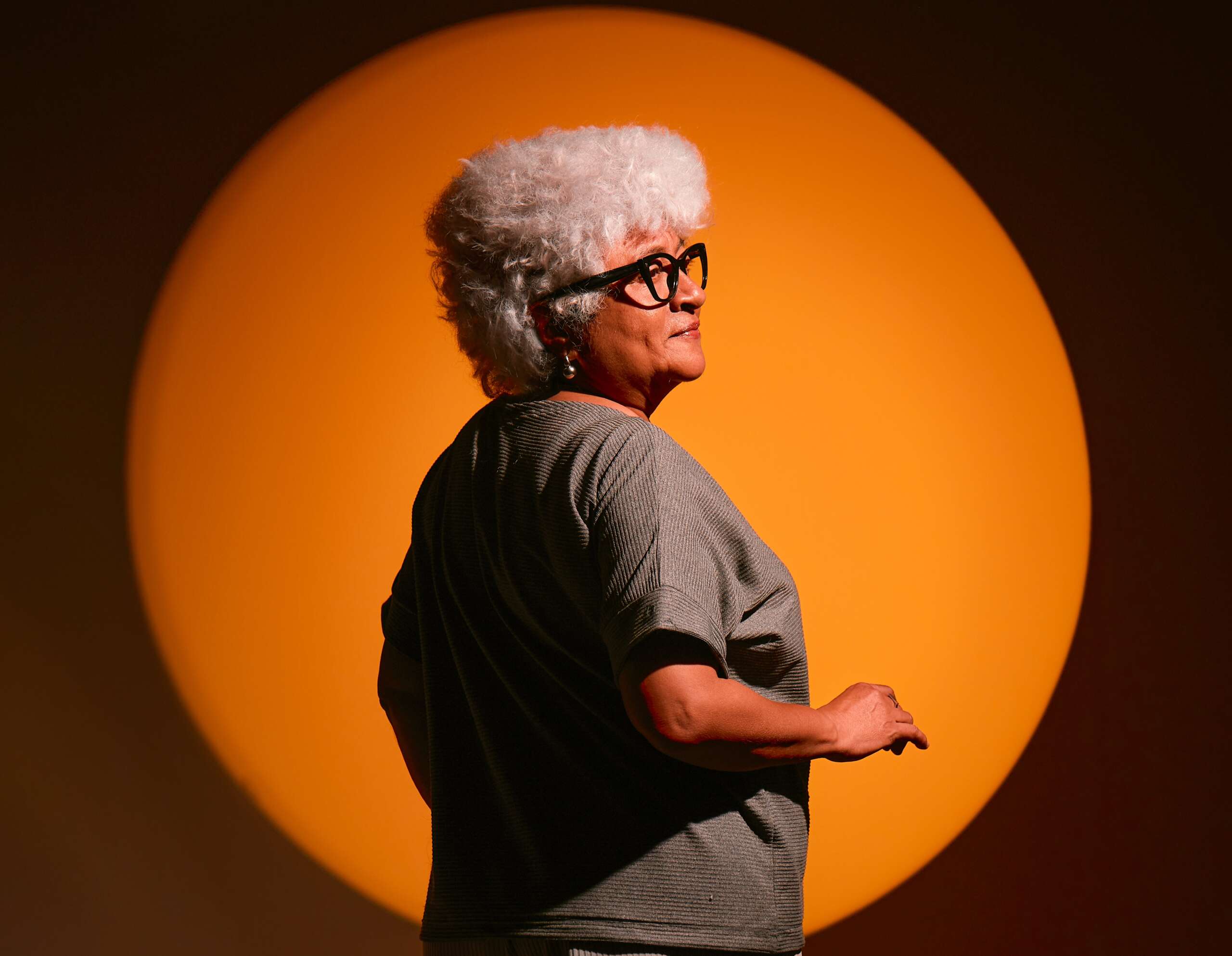 Maternidade, etarismo e vida nômade são temas de monólogo em curta temporada no Teatro Dragão do Mar, neste final de semana