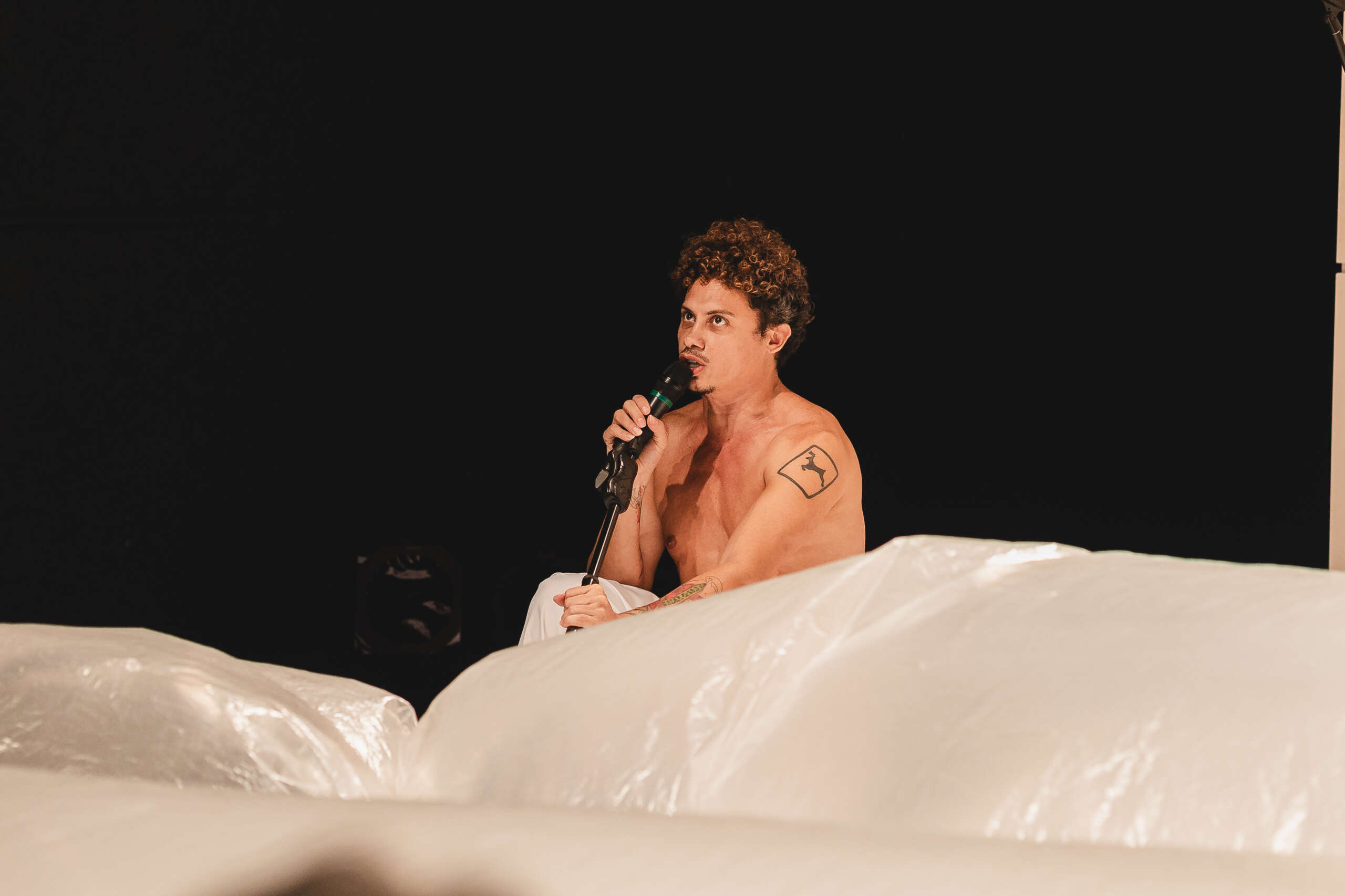 Silvero Pereira retorna ao Cineteatro São Luiz com “Pequeno Monstro”, espetáculo que investiga histórias de infâncias LGBTQIAP+