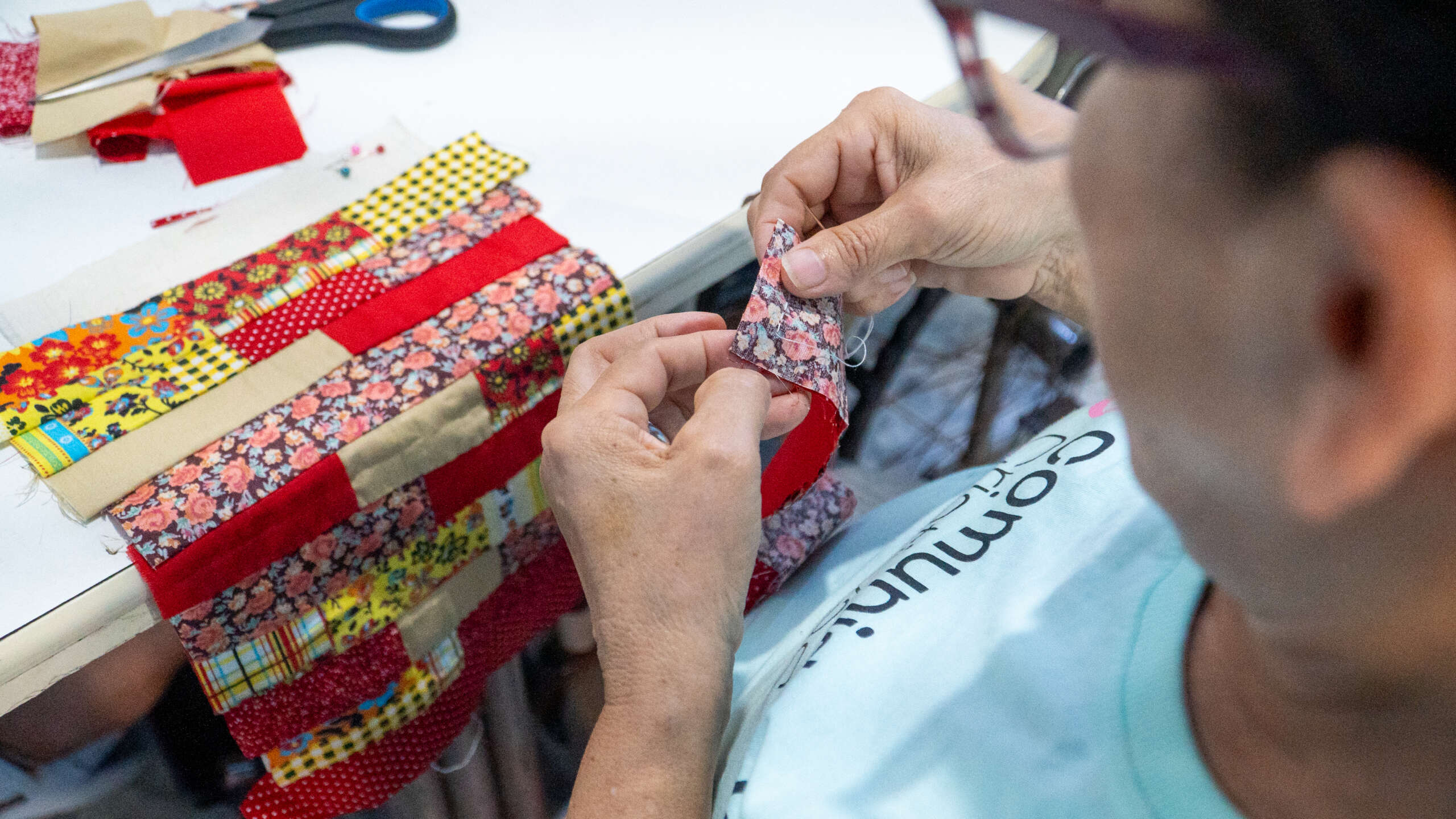 4ª Edição do projeto Comunidades Criativas, no Serviluz, qualifica mulheres a transformar resíduos em arte sustentável