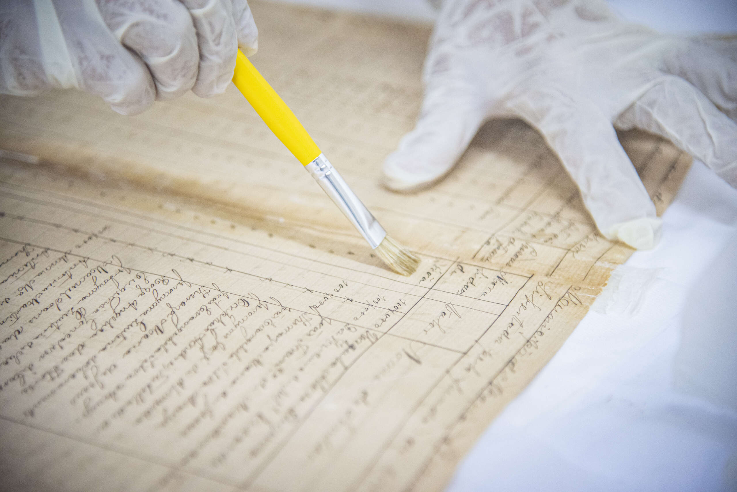 Alunos da Escola de Artes e Ofícios Thomaz Pompeu Sobrinho realizam restauro de documentos históricos do Arquivo Público do Ceará
