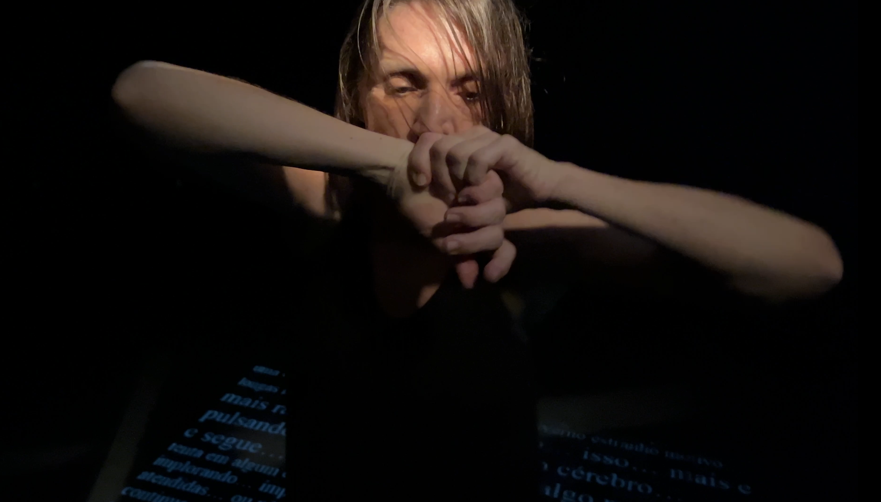 Espetáculo “Deriva 72”, de Carolina Wiehoff e Paulo Caldas, realiza temporada no Hub Cultural Porto Dragão
