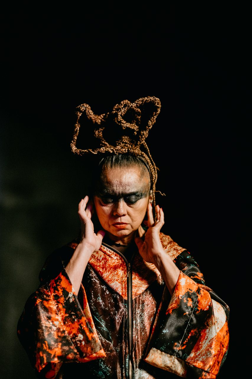 Marta Aurélia leva show “Tectônica” para o teatro do Hub Cultural Porto Dragão