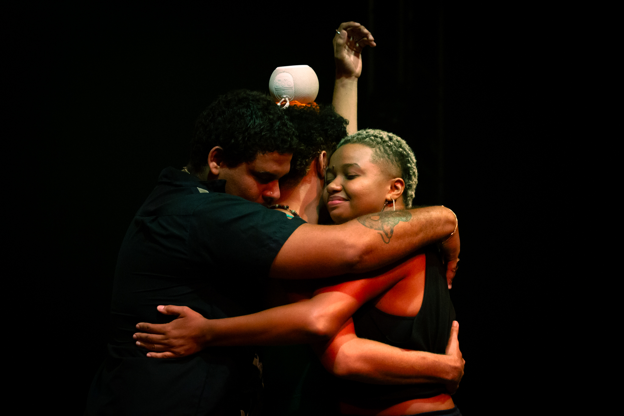Com Um Artista Periférico, Clau Moreira e Mateus Fazeno Rock, espetáculo “Eaí População!?” faz temporada no Hub Cultural Porto Dragão neste fim de semana