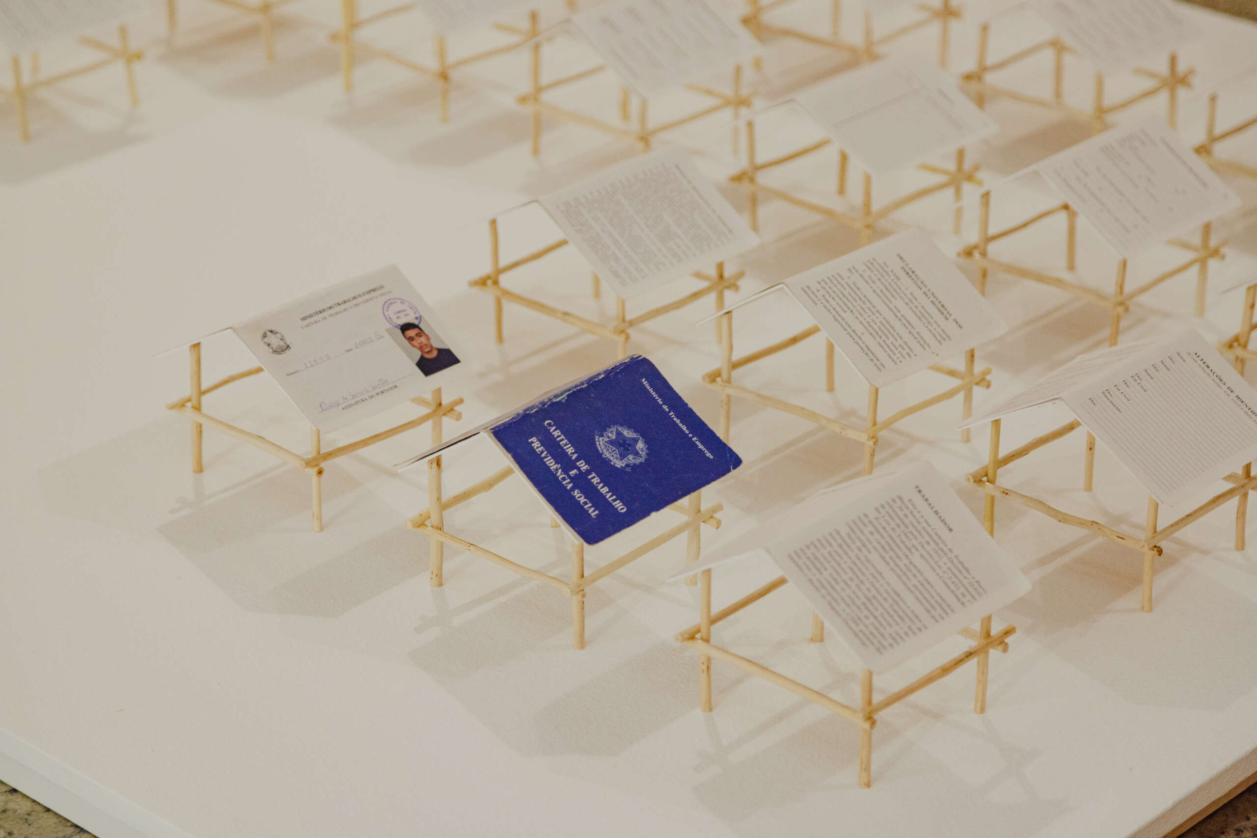 Sobrado promove roda de conversa sobre trabalho de arte compondo a programação da exposição Brasileirismo