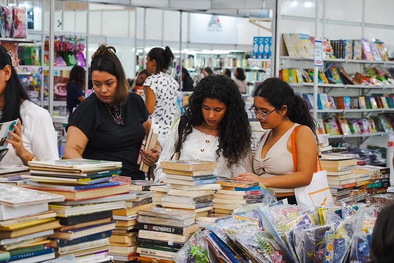 Confira lista dos livros mais vendidos da Bienal do Livro do Ceará