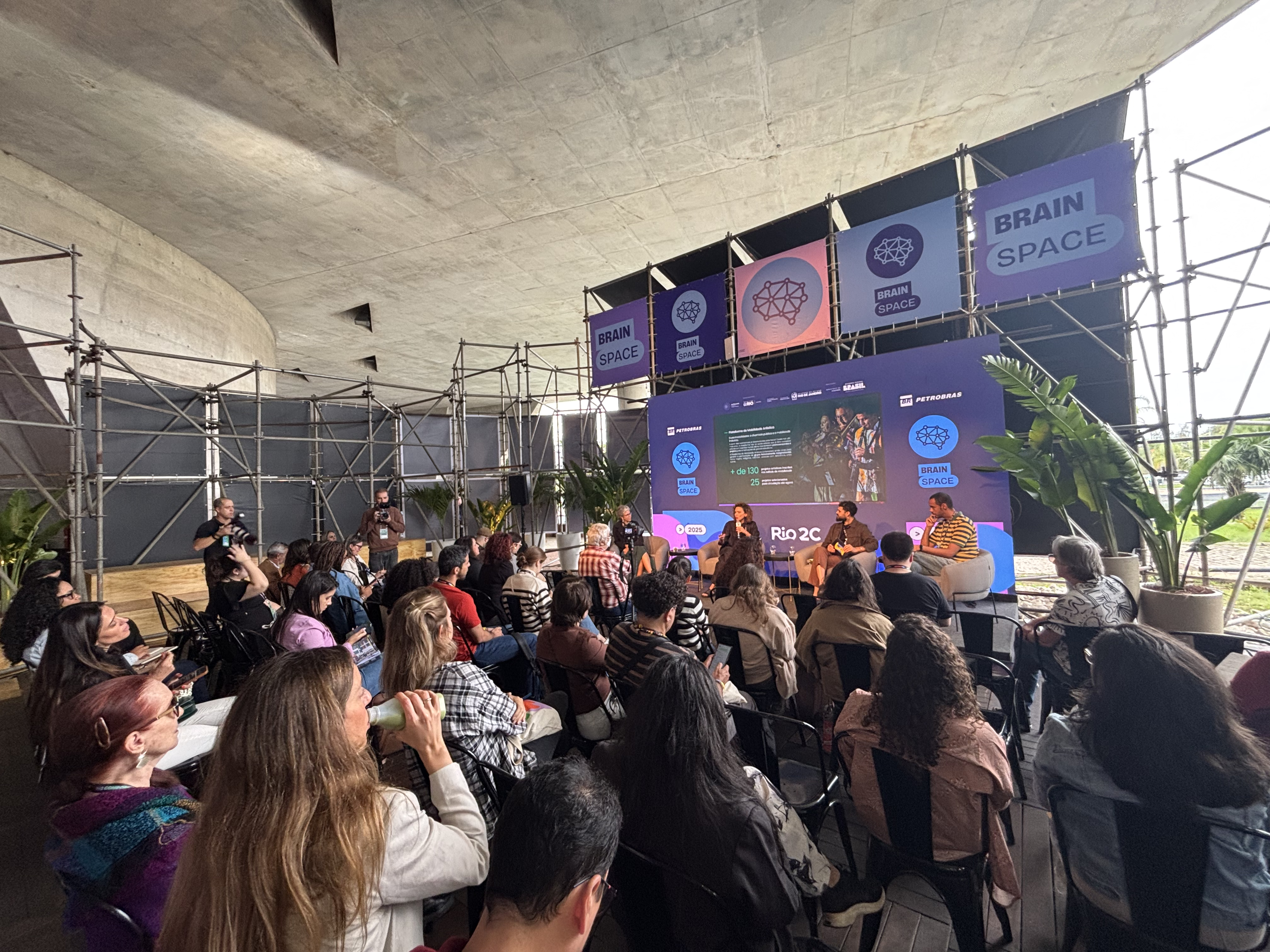 Secult Ceará dialoga com mercado criativo e apresenta ações culturais mantidas pela pasta durante o Rio2C