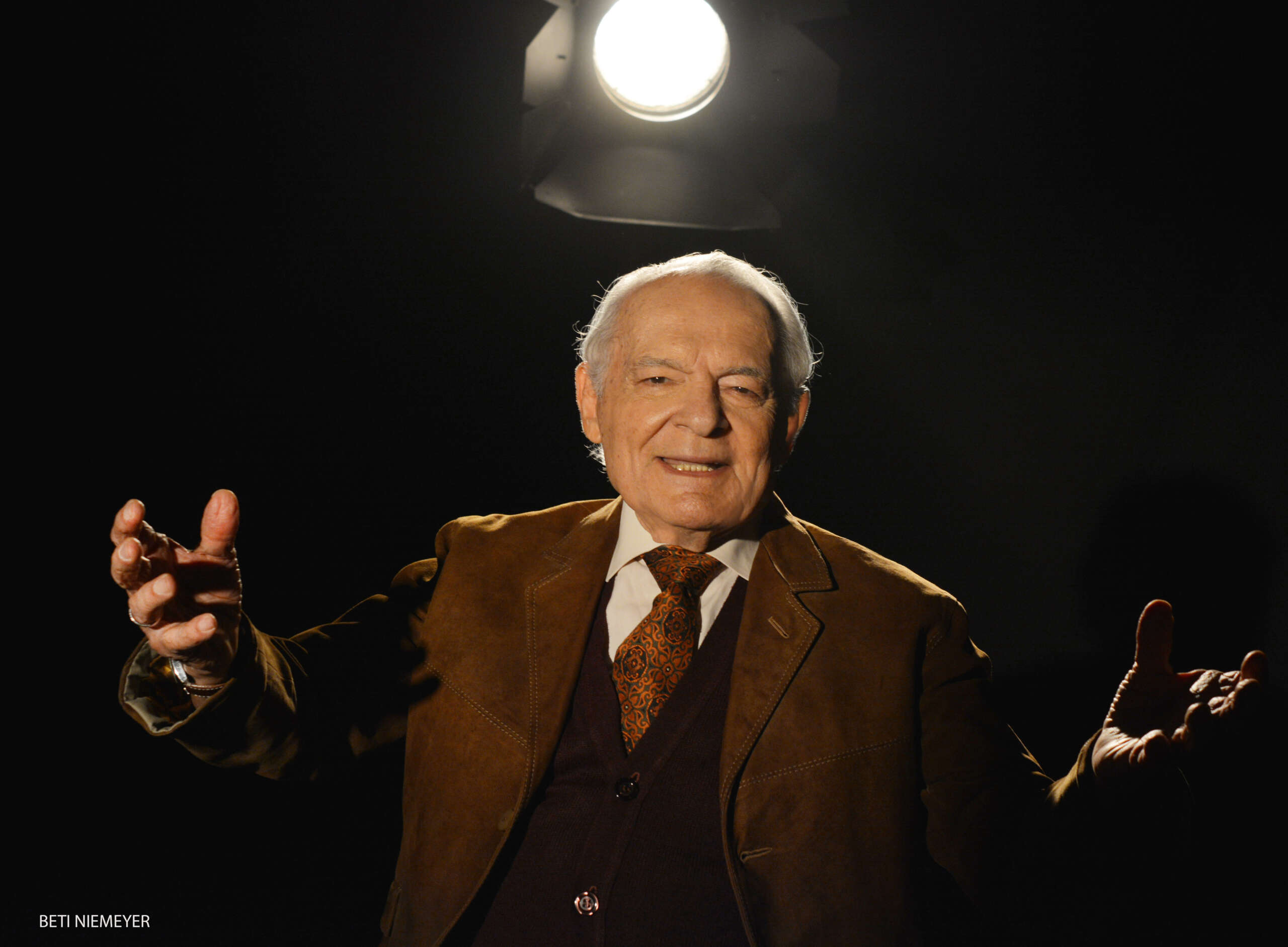 Othon Bastos celebra a vida e a carreira em “Não me entrego, não!” no Cineteatro São Luiz