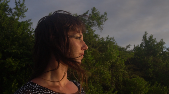 Cantora e compositora franco-cearense, Laya, lança novo “pequeno álbum” no Cineteatro São Luiz