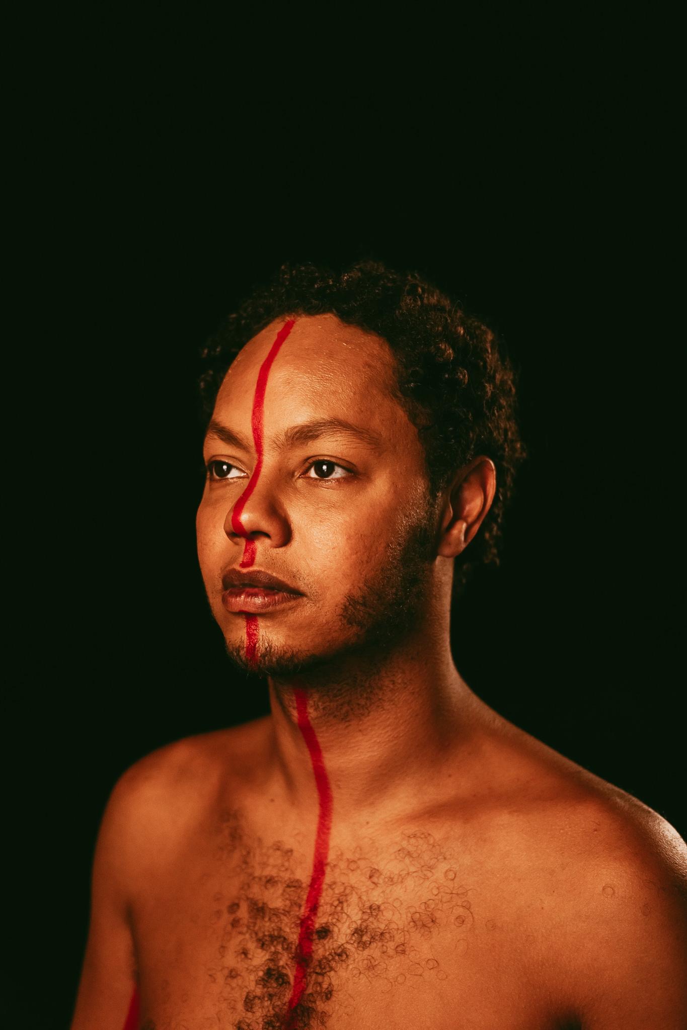 Centro Cultural do Cariri recebe o premiado espetáculo “Macacos”, monólogo de Clayton Nascimento sobre racismo e resistência negra