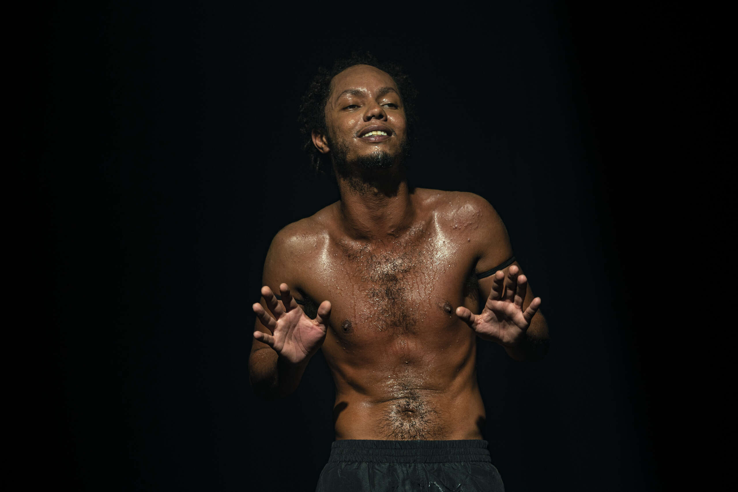 Clayton Nascimento apresenta o solo “Macacos” no Palco Principal do Theatro José de Alencar