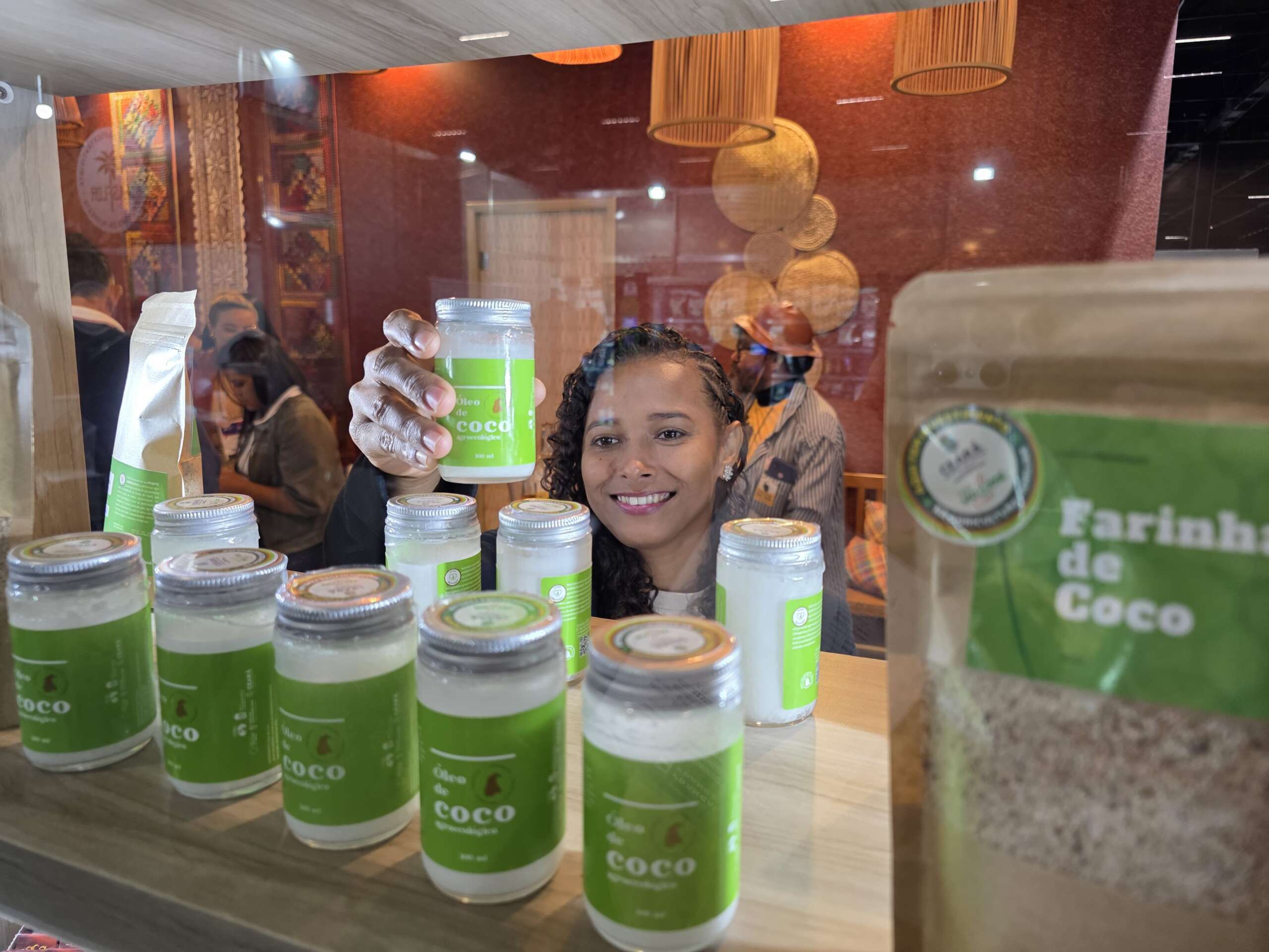 Óleo de coco agroecológico apoiado pela Escola de Gastronomia Social é premiado na NaturalTech 2025, em São Paulo