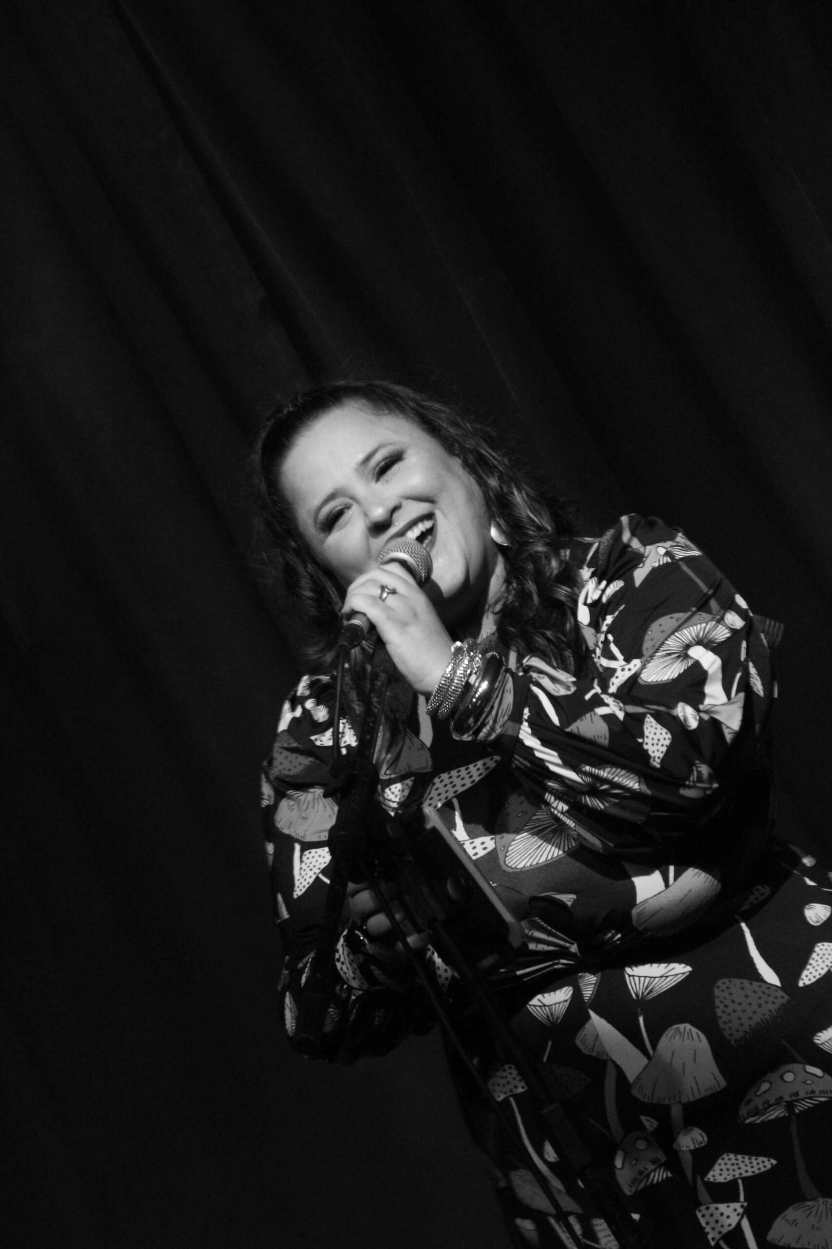 Show de Mel Mattos interpretando Marisa Monte agita o fim de semana no Mercado AlimentaCE