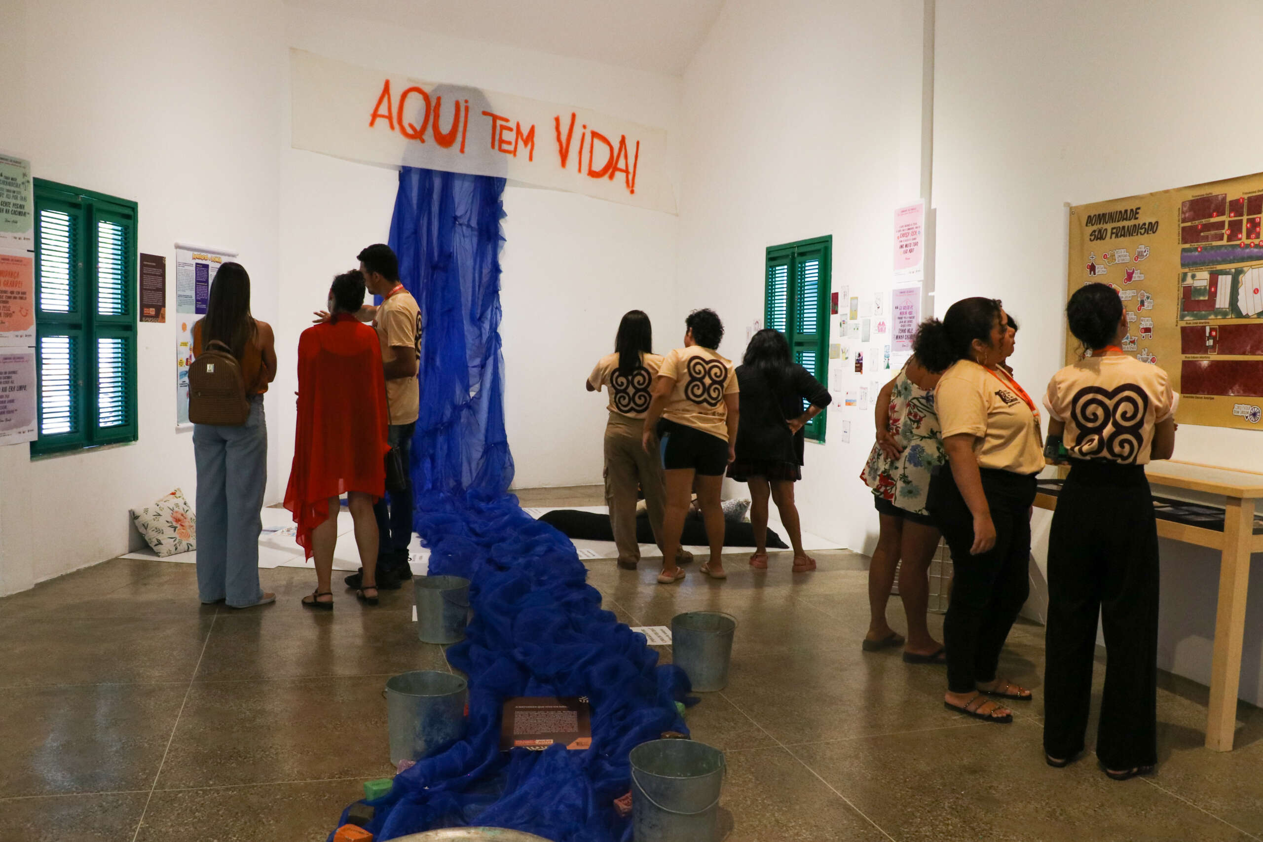 Exposição que narra as memórias e afetos da comunidade São Francisco (Bom Jardim) chega à Galeria Ramos Cotoco do TJA