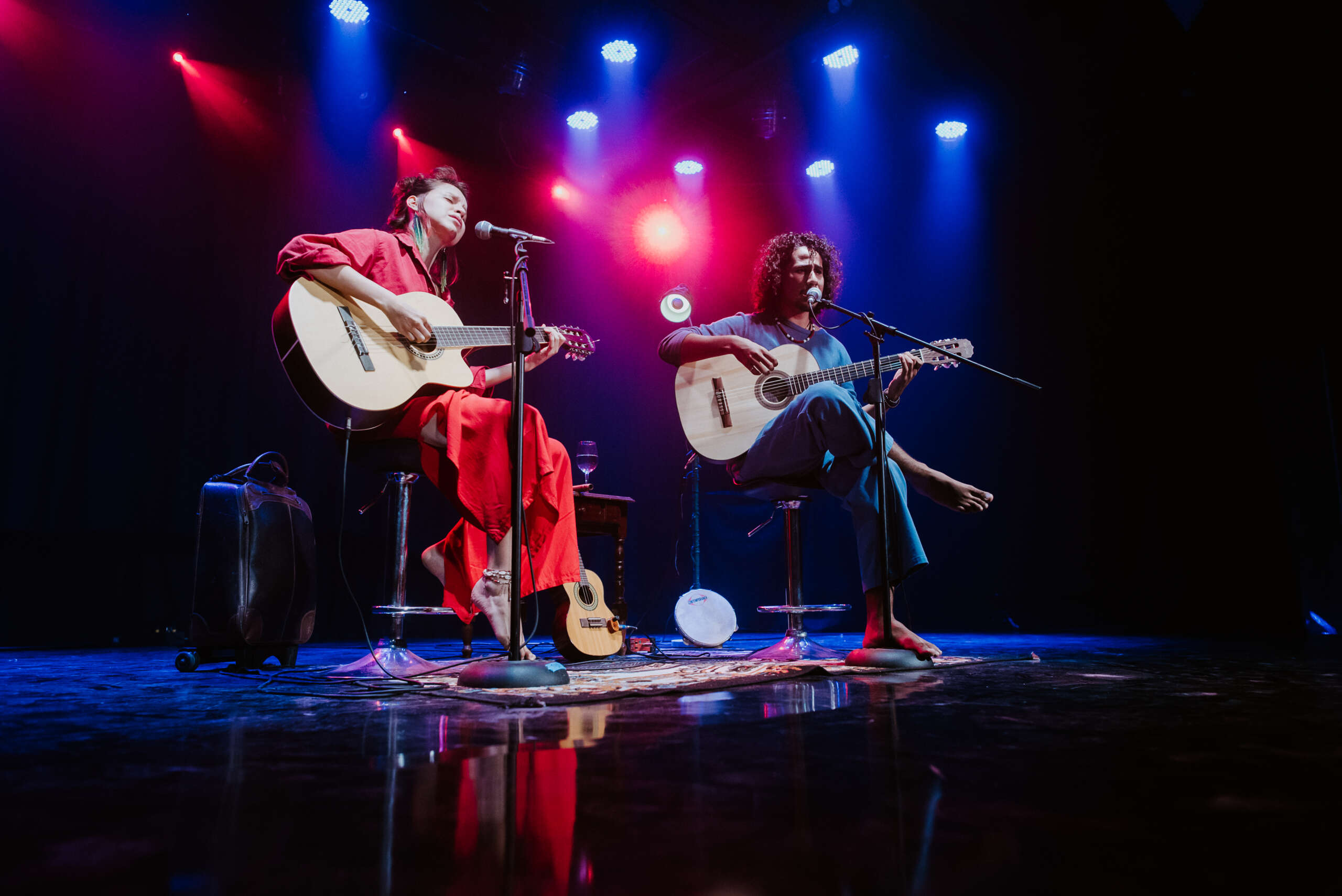 Hub Porto Dragão recebe encontros artísticos em show e espetáculo teatral neste fim de semana