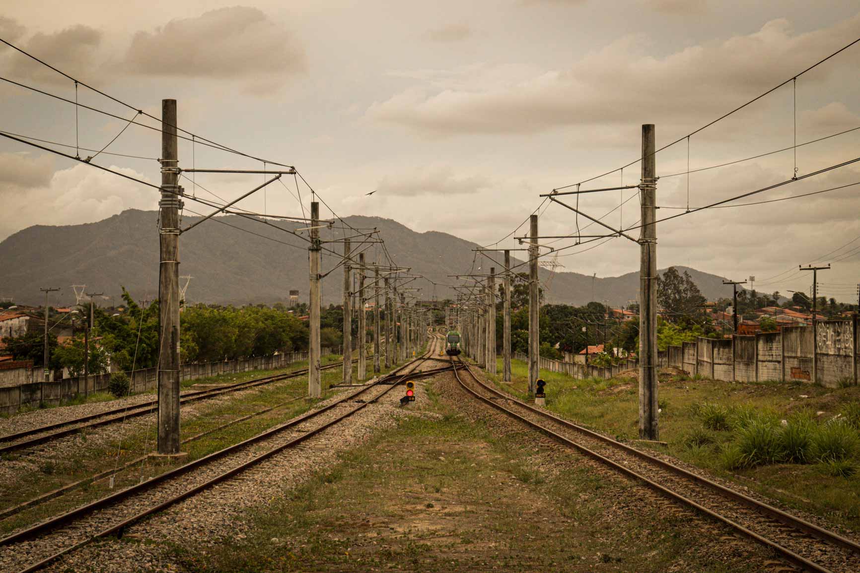 Com apoio da Secult, exposição de Léo Silva ocupa a Estação Benfica do Metrofor- Fortaleza com obras sobre memória, território e meio ambiente