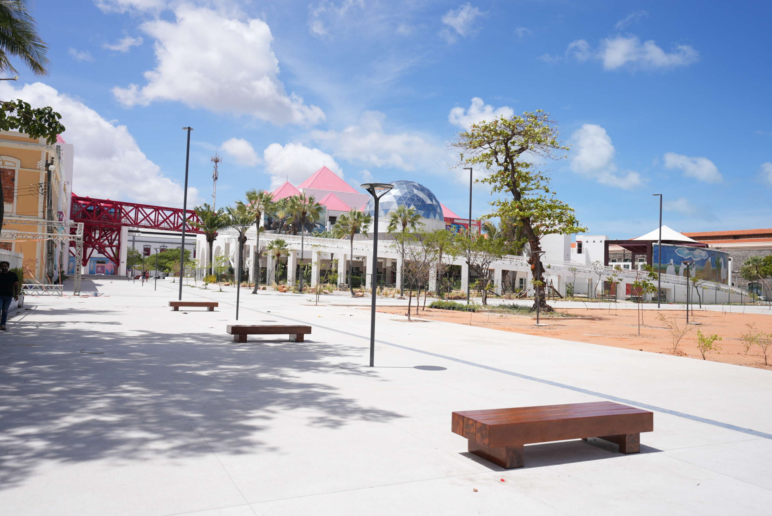 Praça Almirante Saldanha tem acessos parciais liberados, enquanto obra de revitalização segue em etapa final