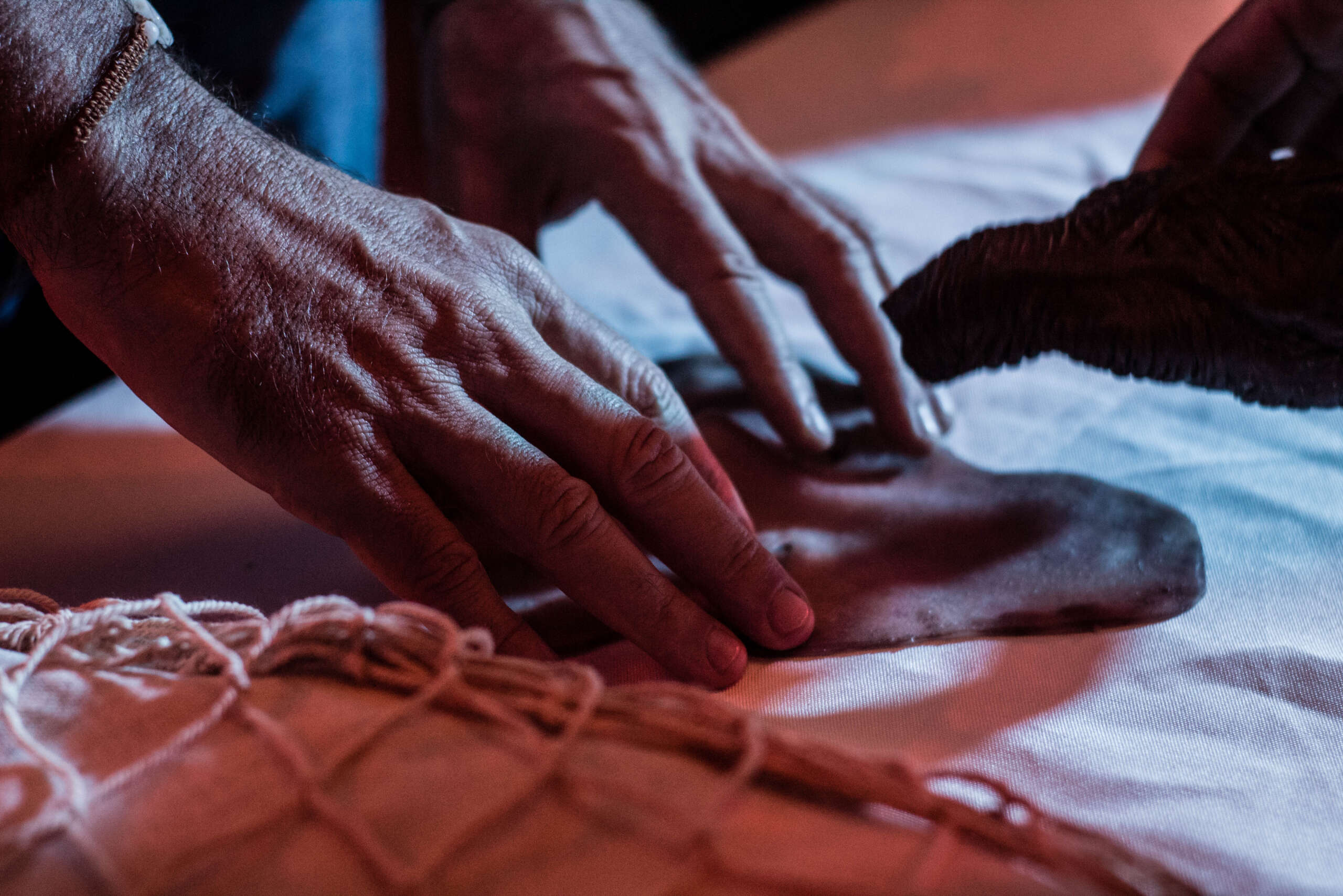 Com apoio da Secult, artista cearense realiza exposição inclusiva com esculturas de encantados dos rios em Sobral