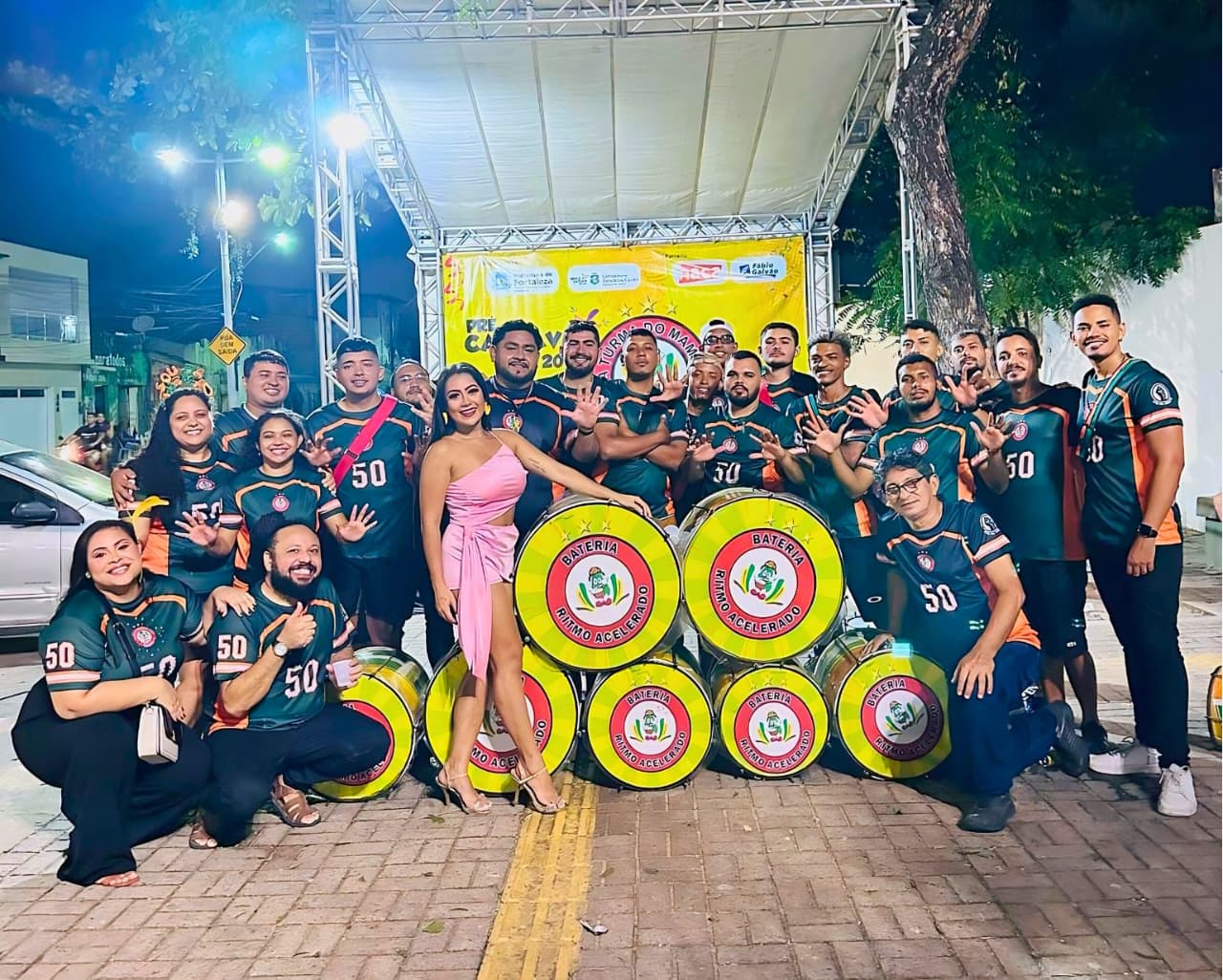 Calçada do Cineteatro São Luiz recebe o premiado Bloco A Turma do Mamão, agremiação carnavalesca emblemática de Fortaleza