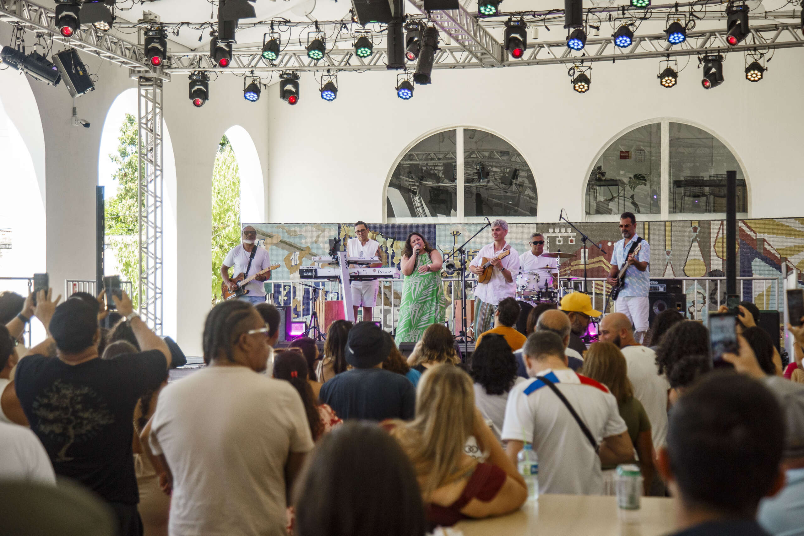 Pré-Carnaval no Mercado AlimentaCE: Mel Mattos comanda o “Bloco LeeGal” em homenagem a Rita Lee e Gal Costa neste domingo (18)