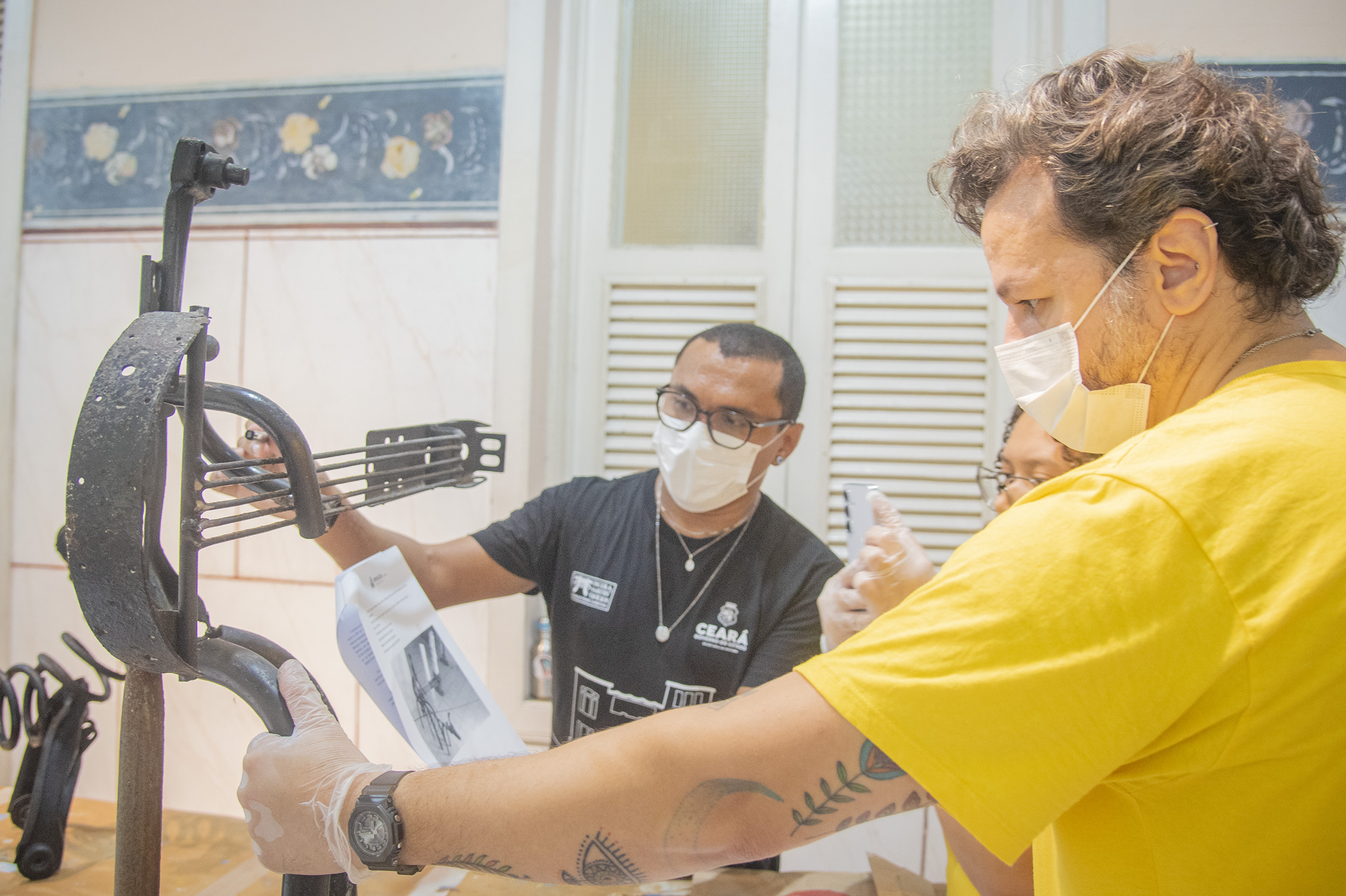 Alunos da Escola de Artes e Ofícios Thomaz Pompeu Sobrinho restauram esculturas do artista plástico Zé Pinto