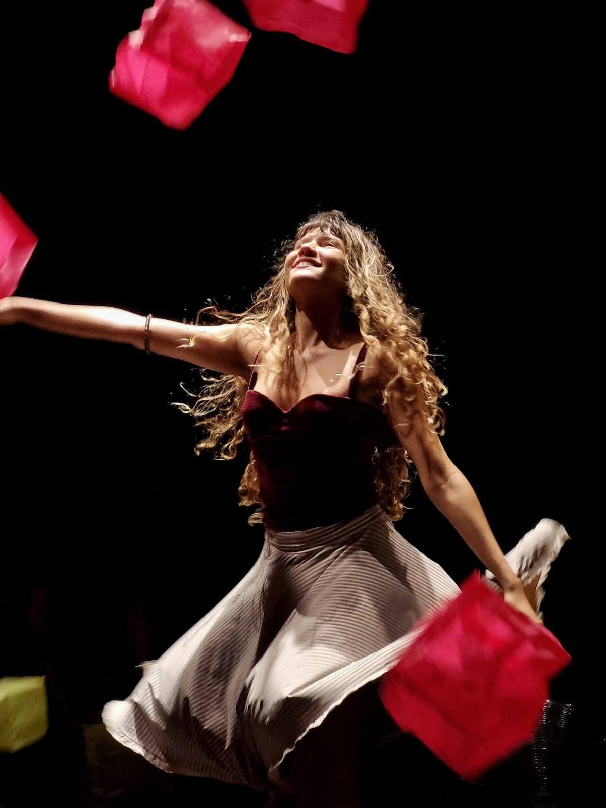 Com cenografia dançante, Caroline Holanda apresenta espetáculo “Mapas de Voo” no Hub Cultural Porto Dragão