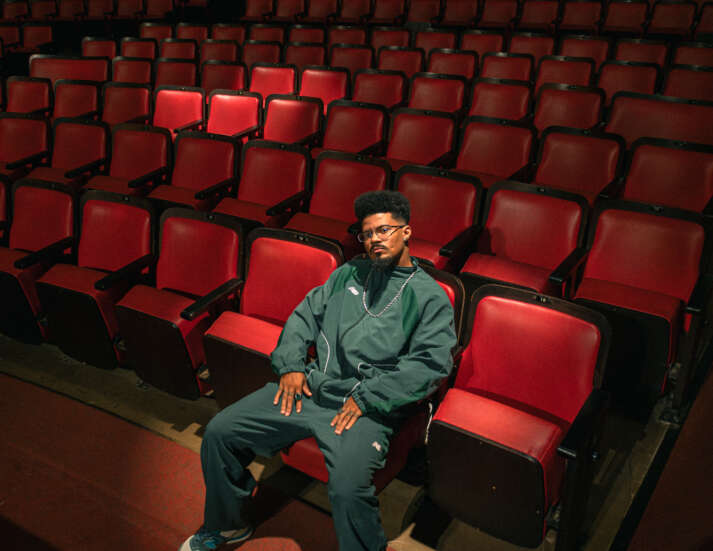 Eduardo Africano se apresenta na Calçada do Cineteatro do São Luiz com o show “Bem Melhor que Ontem”