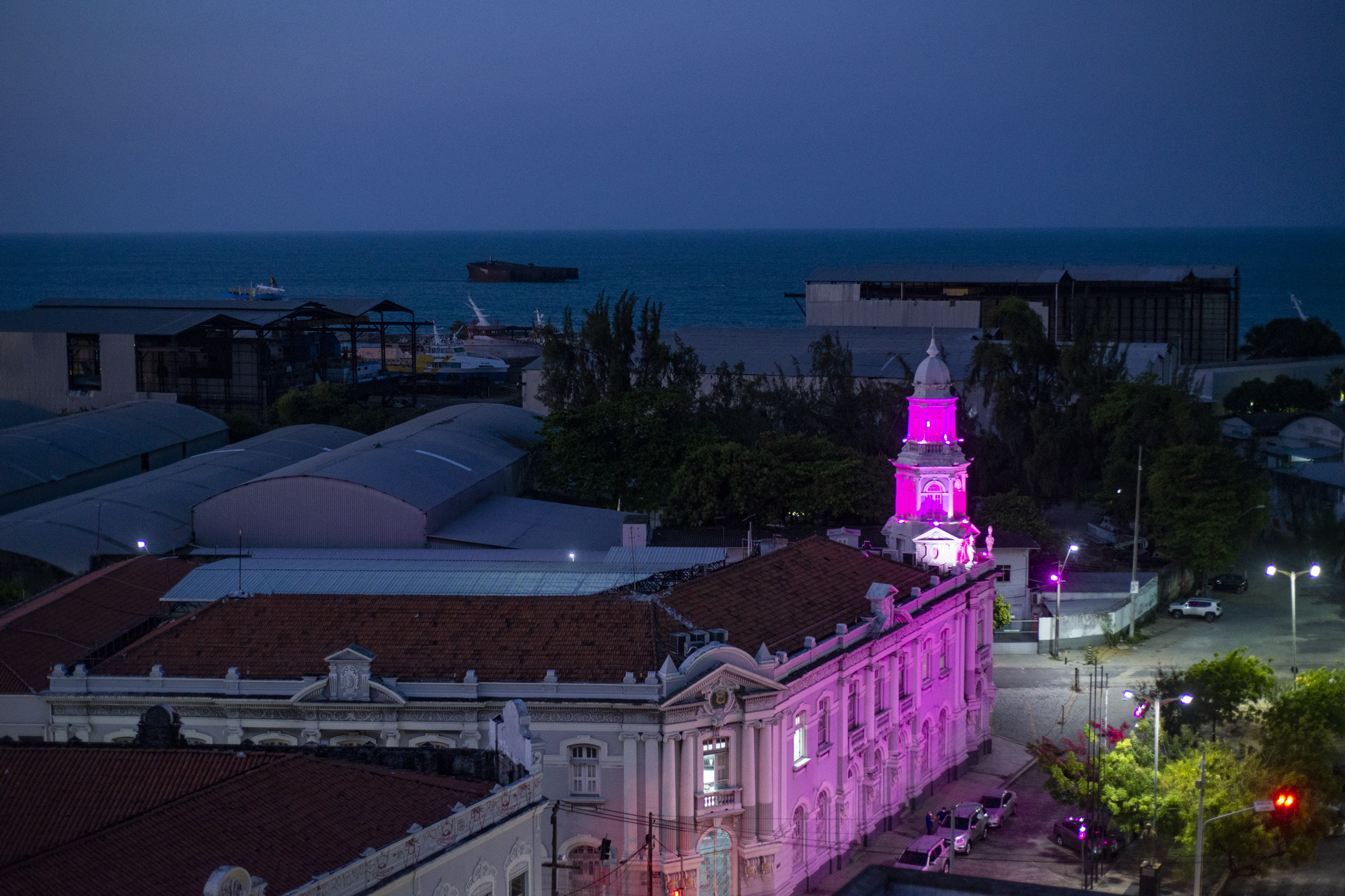 Outubro Rosa: Sefaz adere à campanha e ilumina prédio-sede