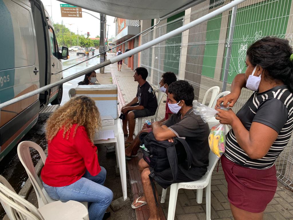 Servidores entregam kits de café da manhã para moradores de rua