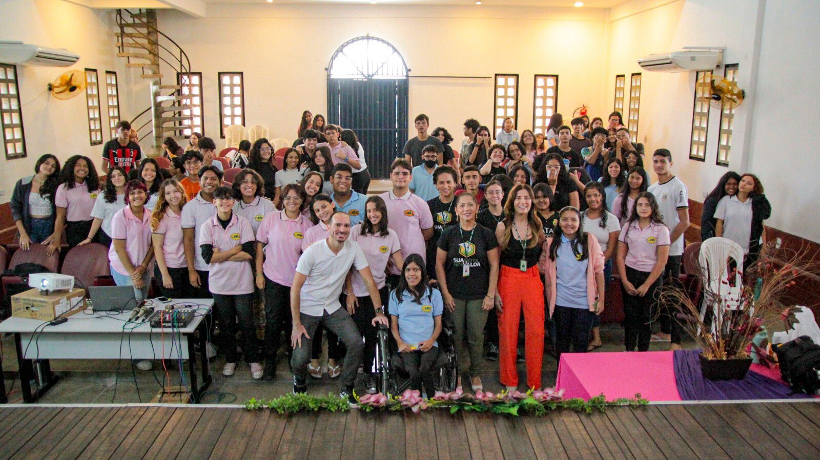 Técnicas da Sefaz-CE se reúnem com jovens de escola pública em conversa sobre tributação
