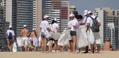 Dia Nacional de Limpeza de Praias, Rios, Lagos e Lagoas movimenta a Beira Mar de Fortaleza