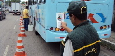 17 veículos são flagrados por emitirem fumaça negra em blitze da Semace em Fortaleza