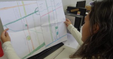 Mapa de área rural feito à mão por agricultor sinaliza conscientização ambiental para regularização do CAR