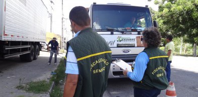 Semace vistoria 340 veículos e multa 15 em blitze de combate à fumaça negra em Fortaleza
