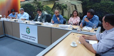 Semace discute regularização ambiental de barracas de praia de Morro Branco