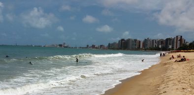 Feriadão de Ano Novo: praia do Futuro está própria para banho