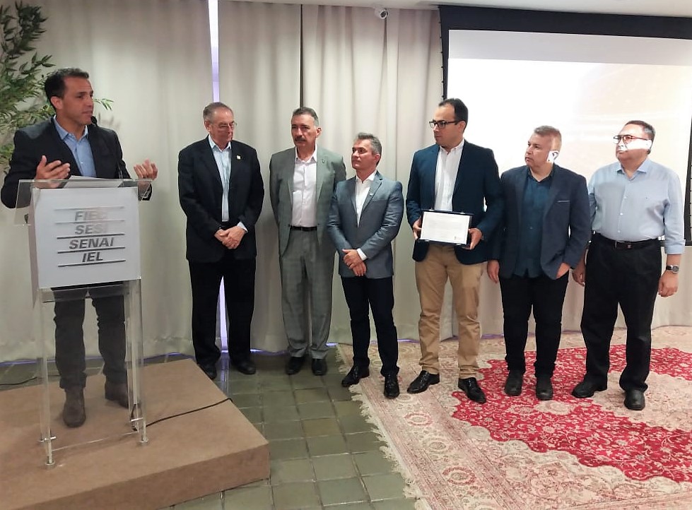 Superintendente recebe placa do Sindienergia