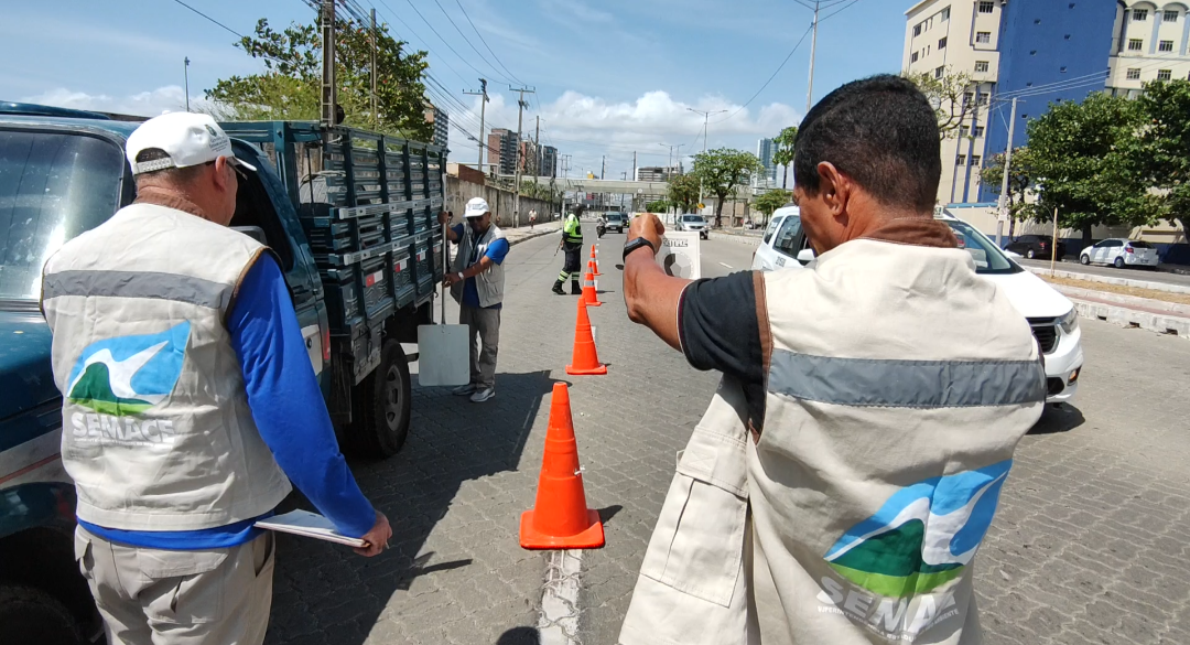 Semace realiza blitz de combate à fumaça preta em veículos