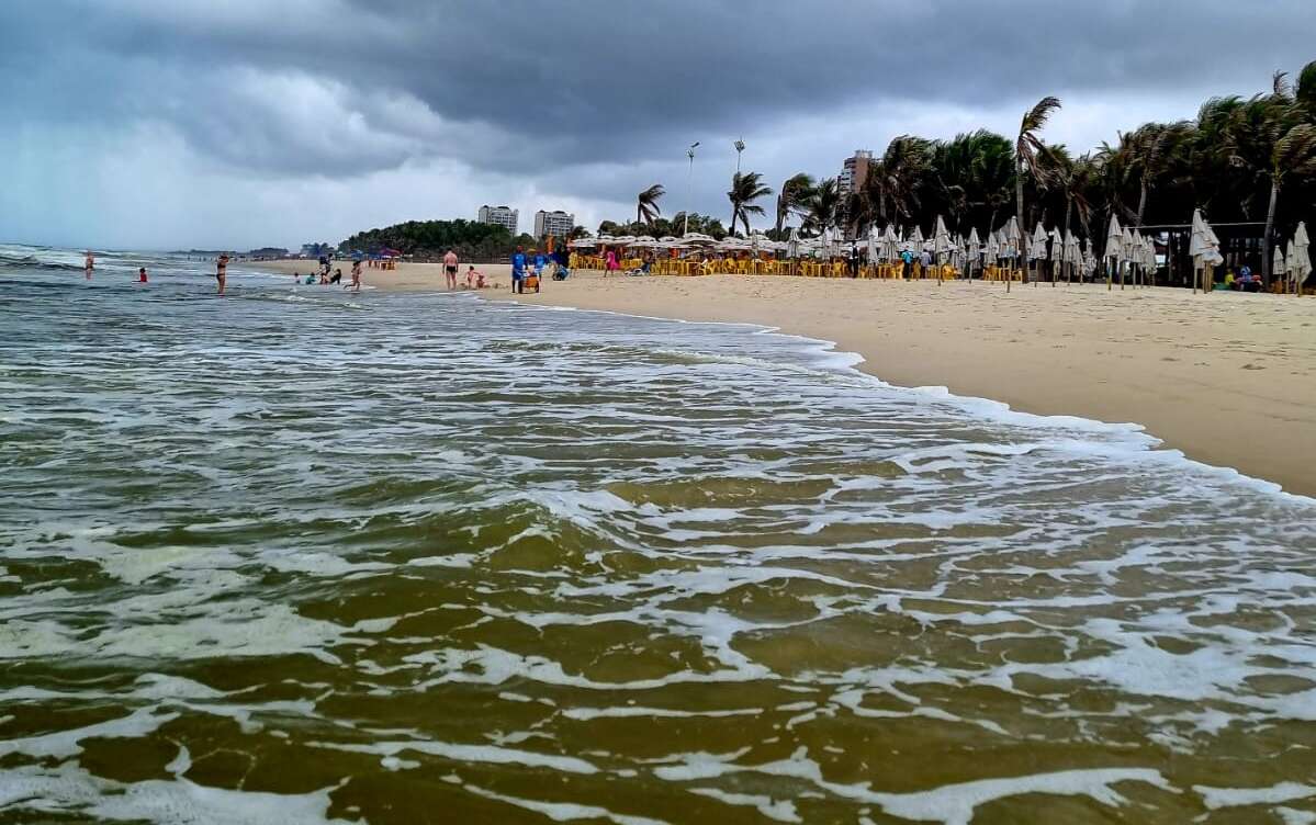 Fortaleza tem 19 trechos de praia próprios para banho neste fim de semana