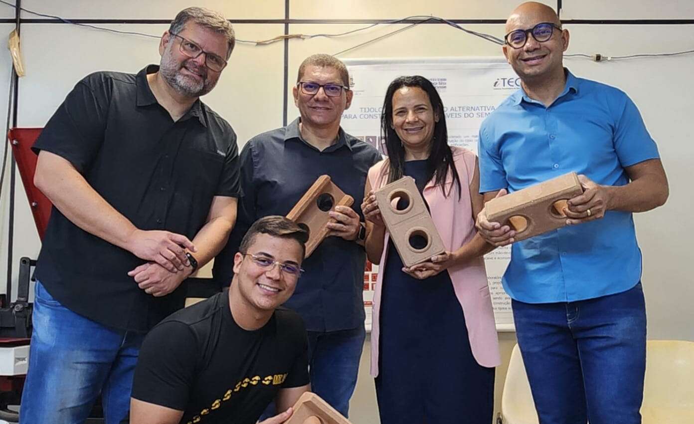 Semace visita projeto de produção de material de construção reciclado na URCA