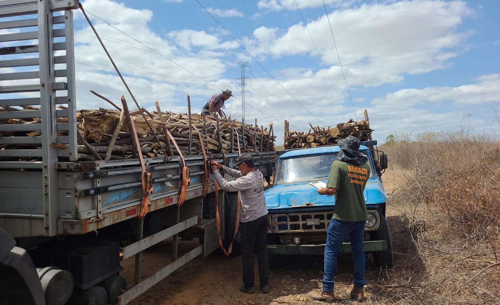 Semace fiscaliza e apreende lenha nativa irregular, veículo e motosserra em Russas