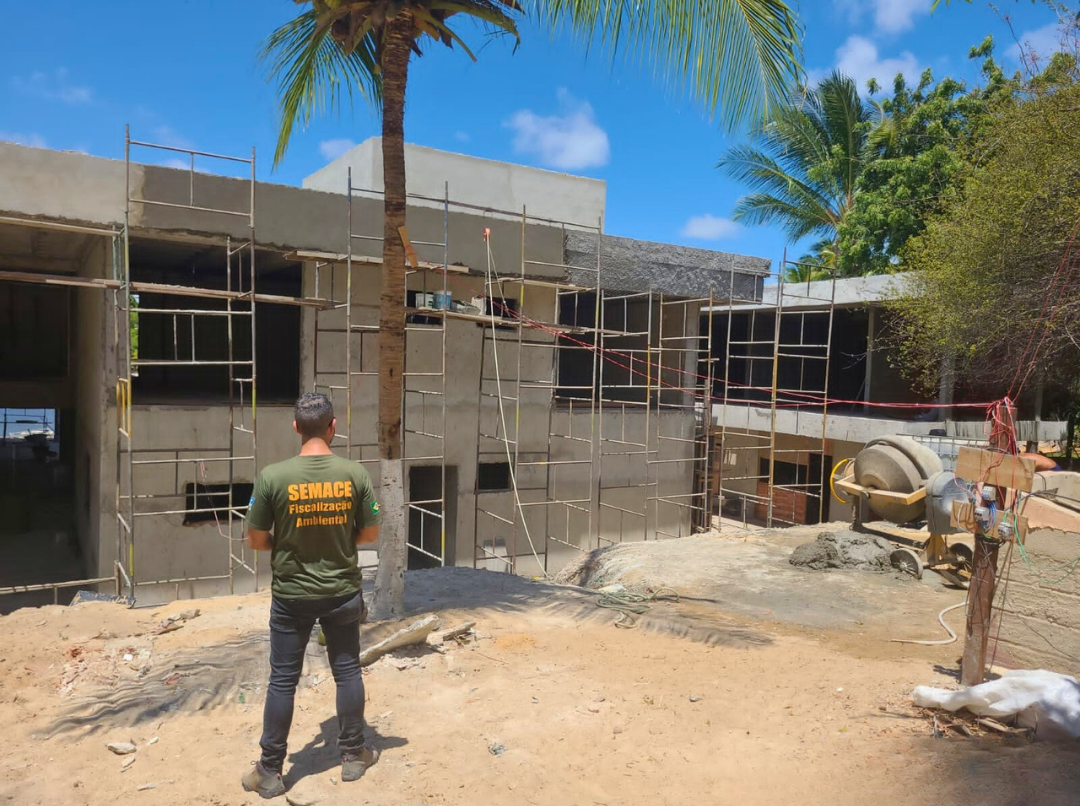 Operação Lagoa Viva: Semace embarga obras ilegais e aplica R$ 1 milhão em multas na APA da Lagoa do Uruaú