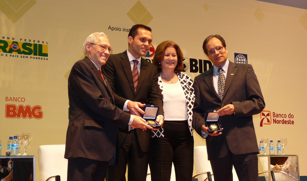 Ministra participa da entrega do Mérito Consad