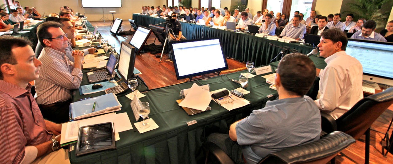 Cid Gomes e secretariado fazem balanço do primeiro semestre de 2012