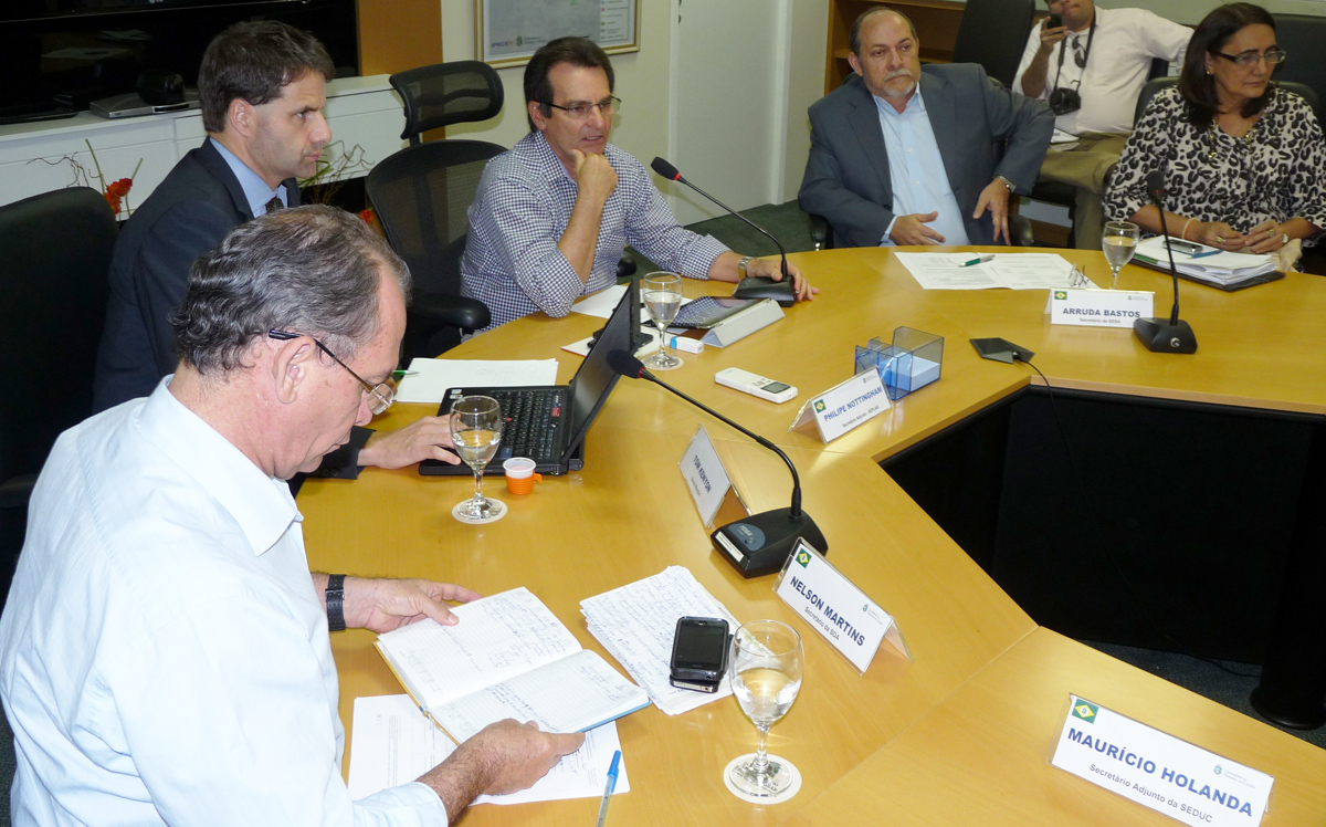 Philipe Nottingham coordena reunião com o Banco Mundial