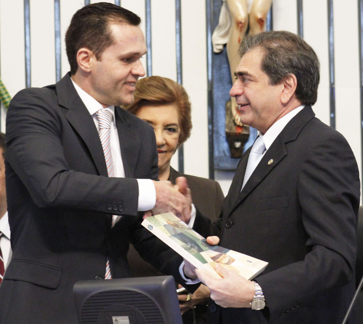 Secretário entrega Mensagem do Governador na Assembleia