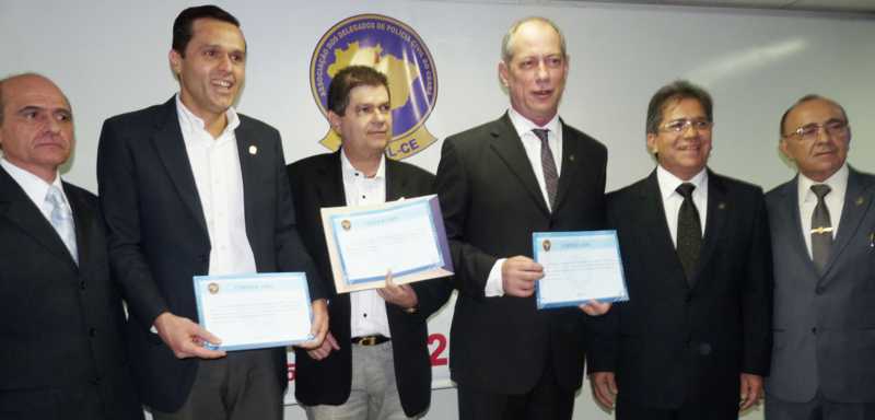 Secretário da SEPLAG recebe homenagem de delegados