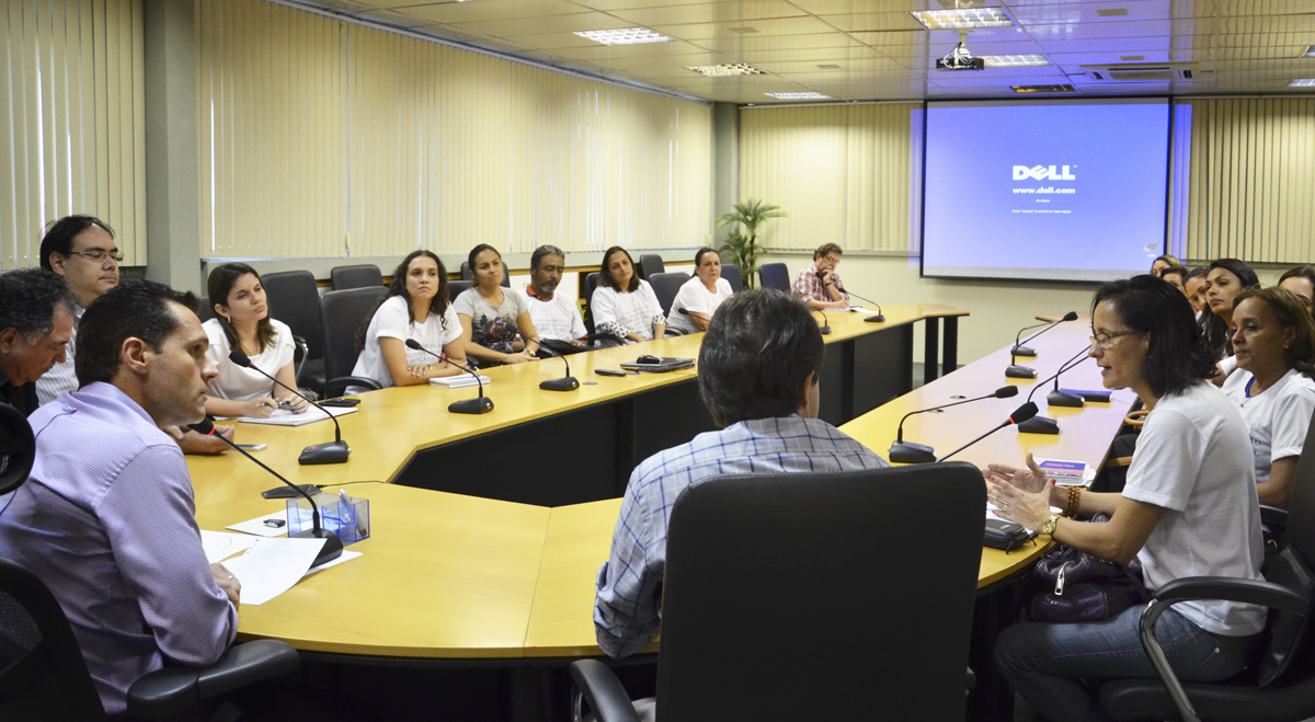 Secretário recebe assistentes sociais e psicólogas da STDS