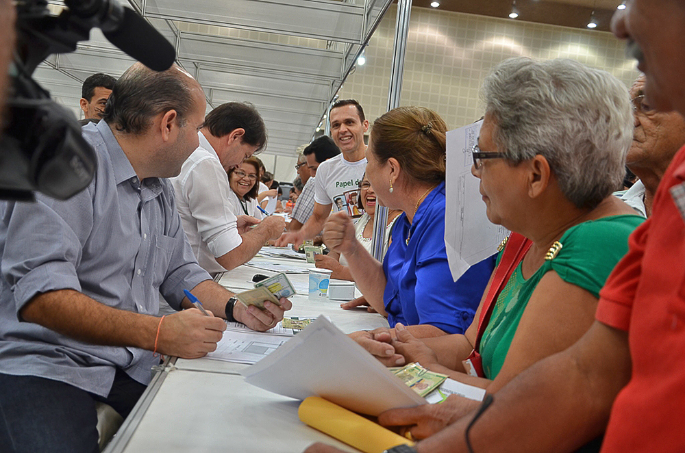 Governador entrega títulos de propriedade e destaca parceria