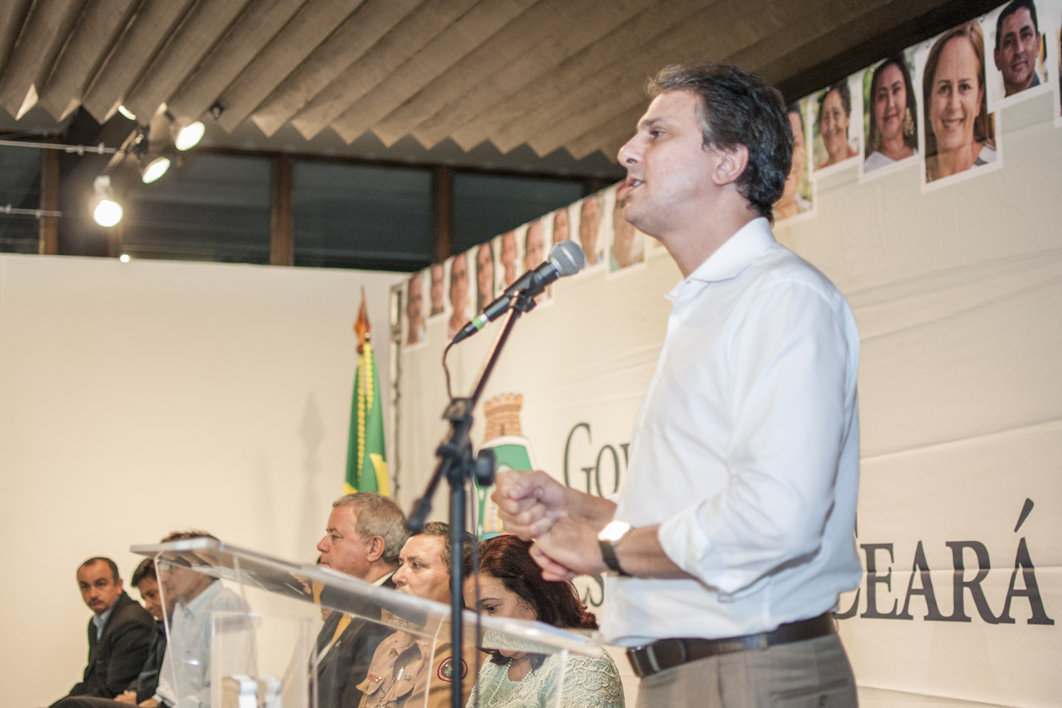 Servidores recebem reconhecimento e homenagem do governador Camilo Santana